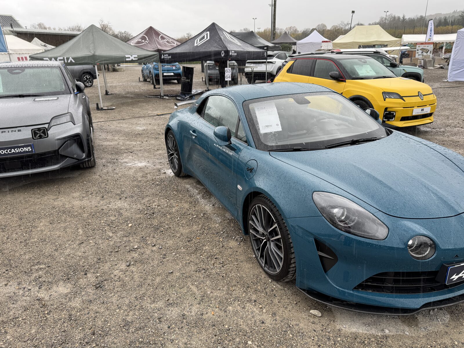 Sécurité d'un événement en extérieur sous chapiteaux, salon automobile