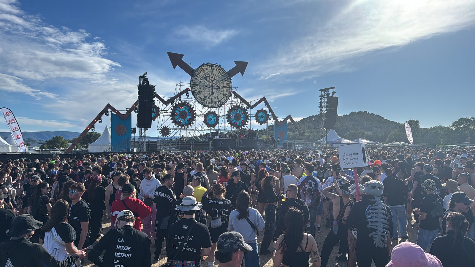 Sécurité événementielle SSIAP 3 devant la scène d'un festival, Grand Sud